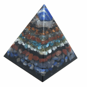 Piramide met Lapis Lazuli en meer dan 16 edelstenen – symbool van intuïtie, inzicht en wijsheid.