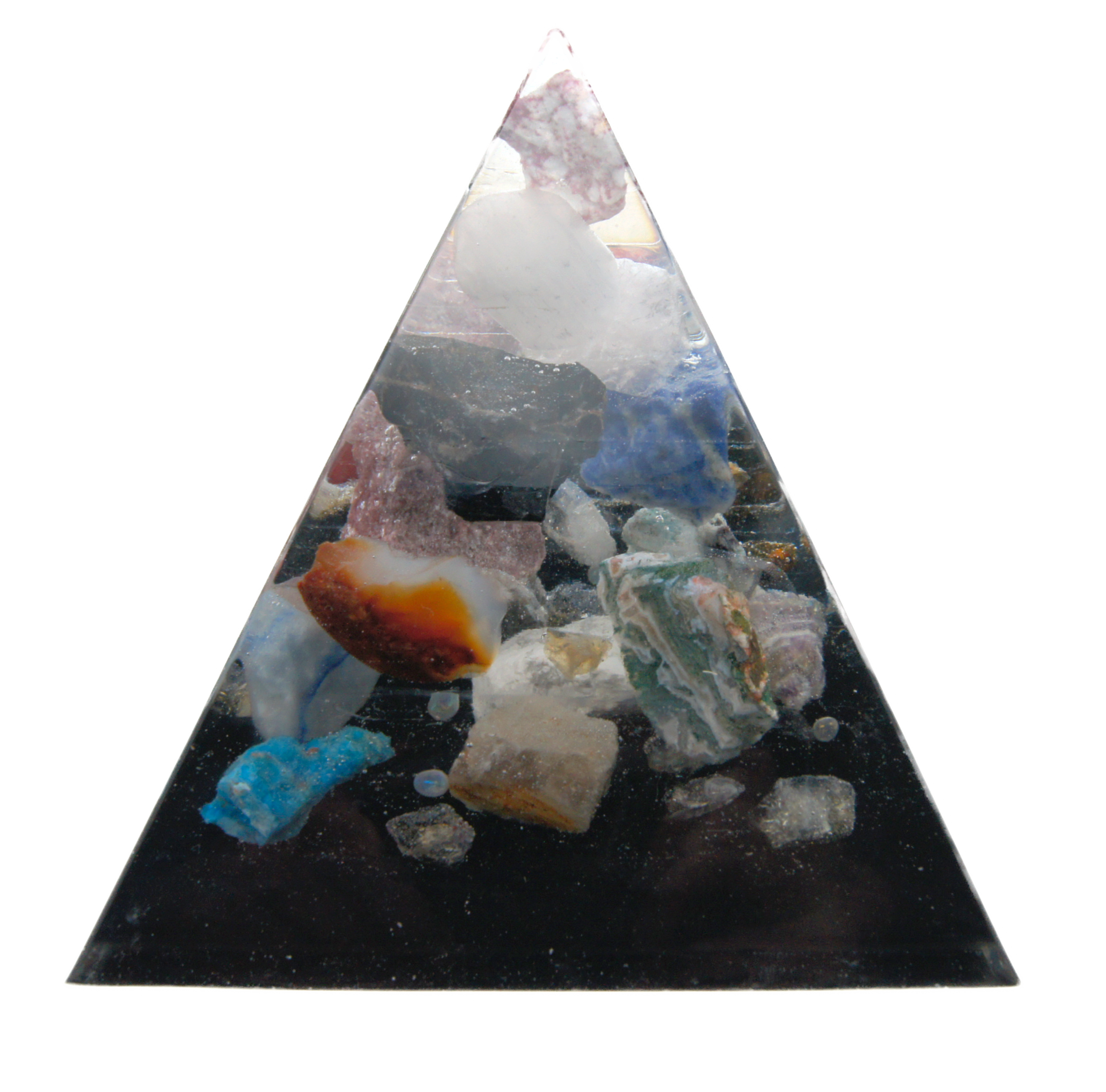 Piramide met ruwe Roze Toermalijn, 20+ edelstenen en 4 koperen triskelions – symbool van liefde en emotionele heling.