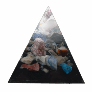 Piramide met ruwe Roze Toermalijn, 20+ edelstenen en 4 koperen triskelions – symbool van liefde en emotionele heling.