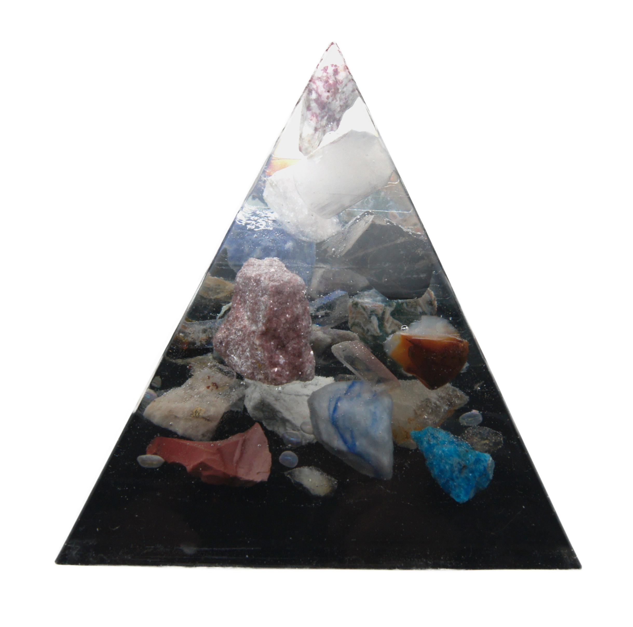 Piramide met ruwe Roze Toermalijn, 20+ edelstenen en 4 koperen triskelions – symbool van liefde en emotionele heling.