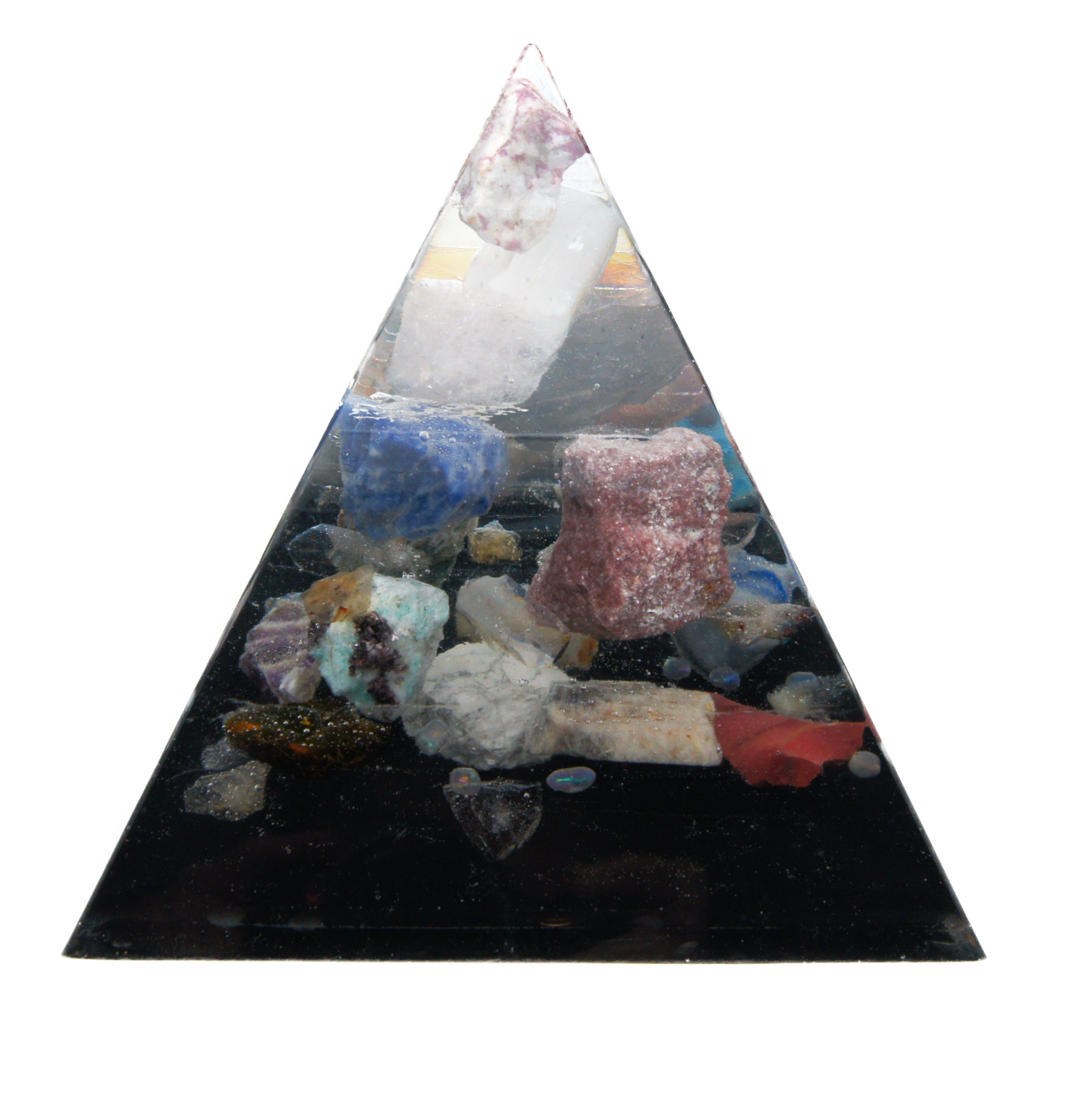 Piramide met ruwe Roze Toermalijn, 20+ edelstenen en 4 koperen triskelions – symbool van liefde en emotionele heling.