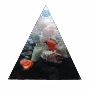 Piramide met ruwe Apatiet, 20+ edelstenen en vier koperen triskelions – symbool van inspiratie en helderheid.