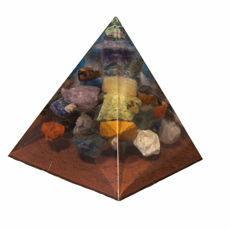Piramide met ruwe Robijn in Zoïsiet en 20+ edelstenen – symbool van vitaliteit, hartkracht en bescherming.