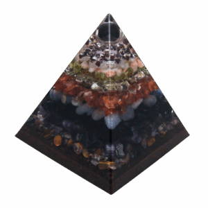 Piramide met Granaat en 17+ edelstenen – symbool van kracht, passie en levensenergie.