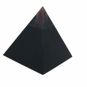 Mystical Black piramide met Paarse Fluoriet en 22 edelstenen – symbool van helderheid, rust en bescherming